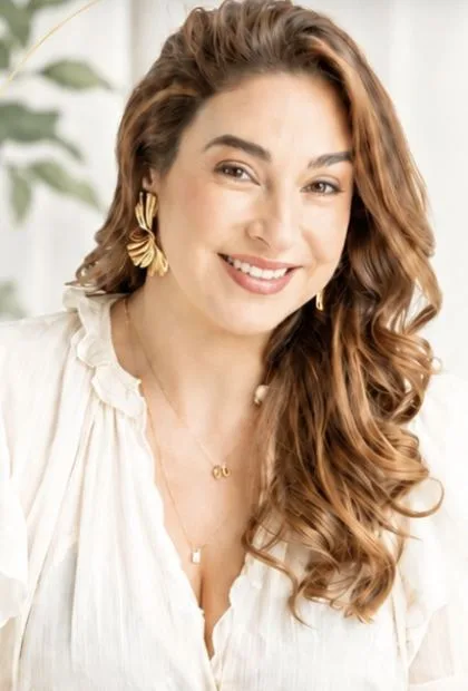 Nutricionista Luciana Medeiros sorrindo, de blusa branca