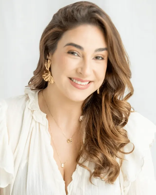 Retrato da nutricionista Luciana Medeiros sorrindo